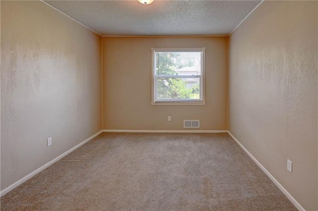 11605 Richmond Avenue, Kansas City, MO 64134