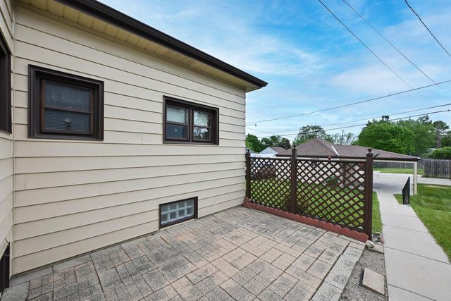 3664 S Whitnall AVENUE, Milwaukee, WI 53207