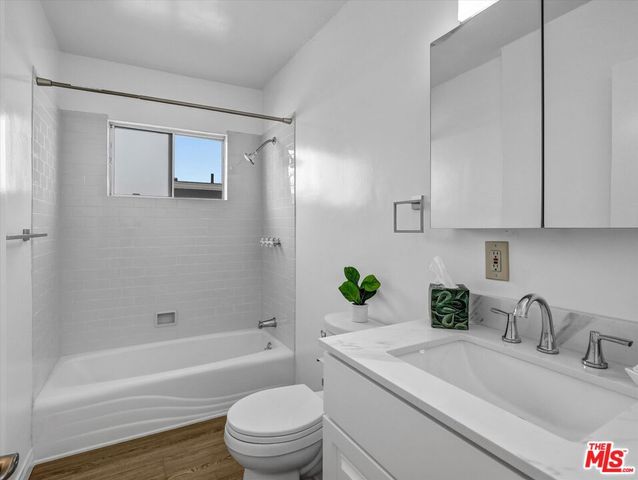 5820 S Chariton Avenue, Los Angeles, CA 90056