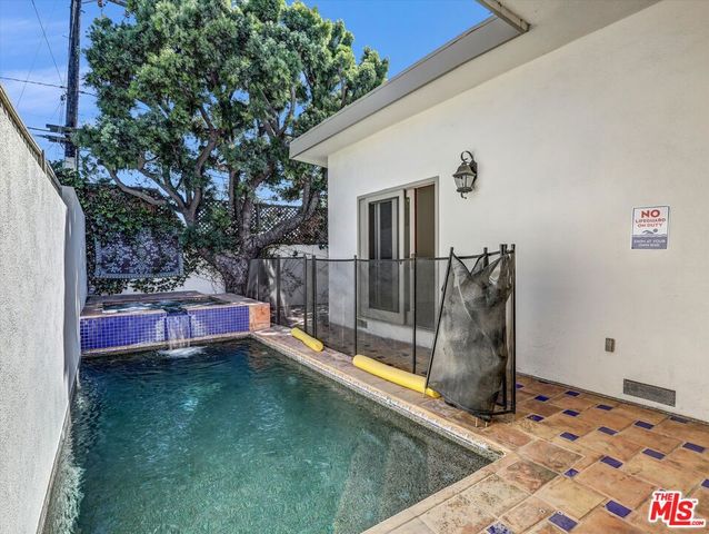 5820 S Chariton Avenue, Los Angeles, CA 90056