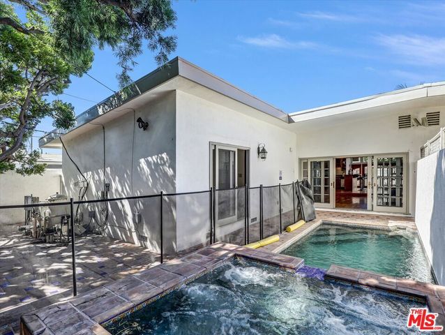 5820 S Chariton Avenue, Los Angeles, CA 90056