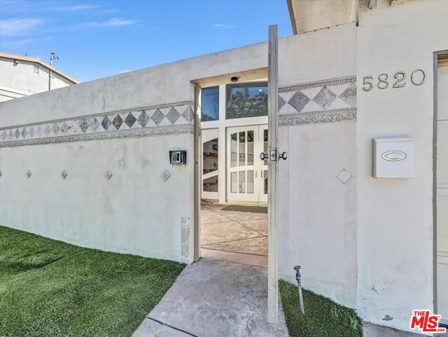 5820 S Chariton Avenue, Los Angeles, CA 90056