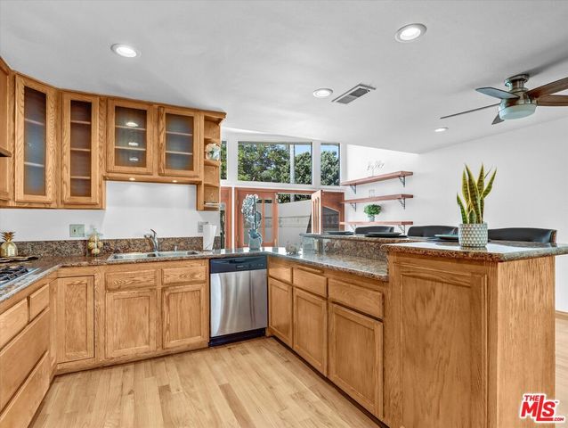 5820 S Chariton Avenue, Los Angeles, CA 90056