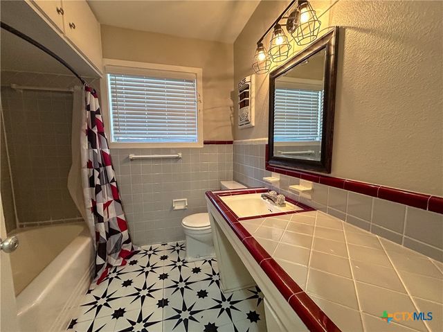 4902 Dahlia, Victoria, TX 77904