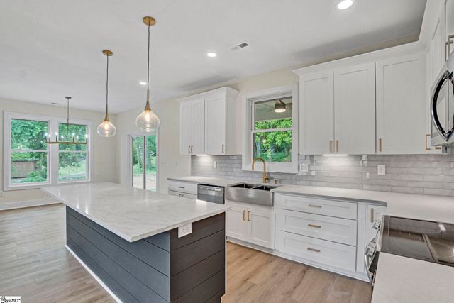 208 Pinehaven Street, Laurens, SC 29360