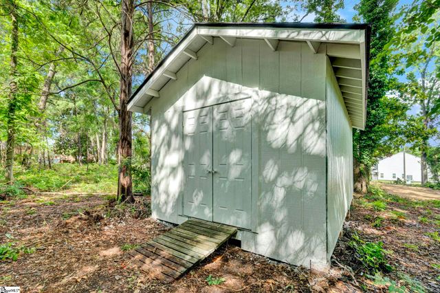 208 Pinehaven Street, Laurens, SC 29360