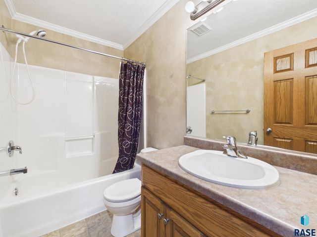 2204 S June Ave Avenue, Sioux Falls, SD 57106