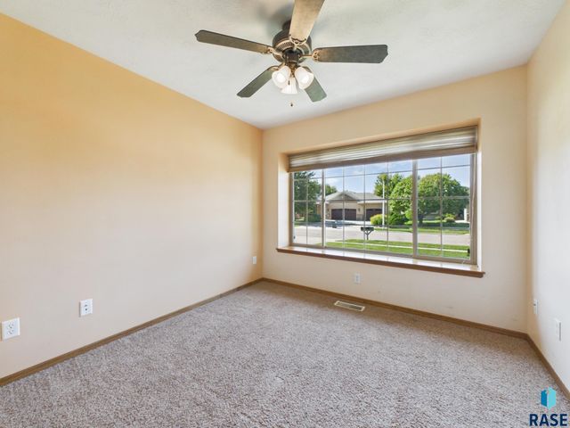 2204 S June Ave Avenue, Sioux Falls, SD 57106