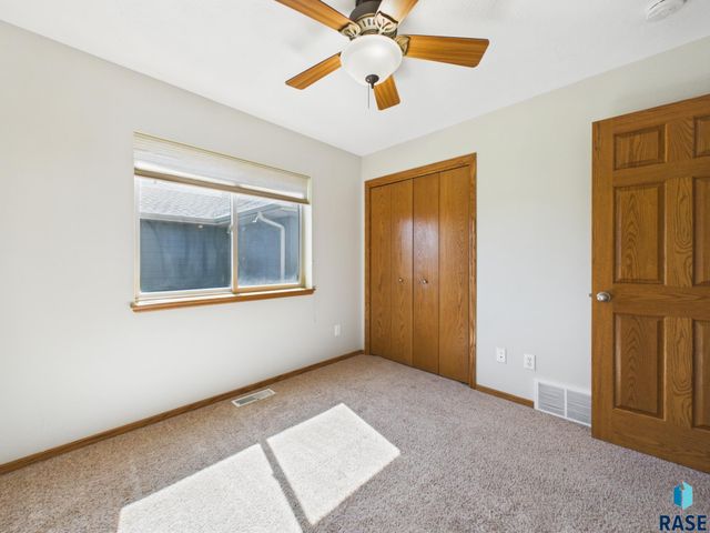 2204 S June Ave Avenue, Sioux Falls, SD 57106