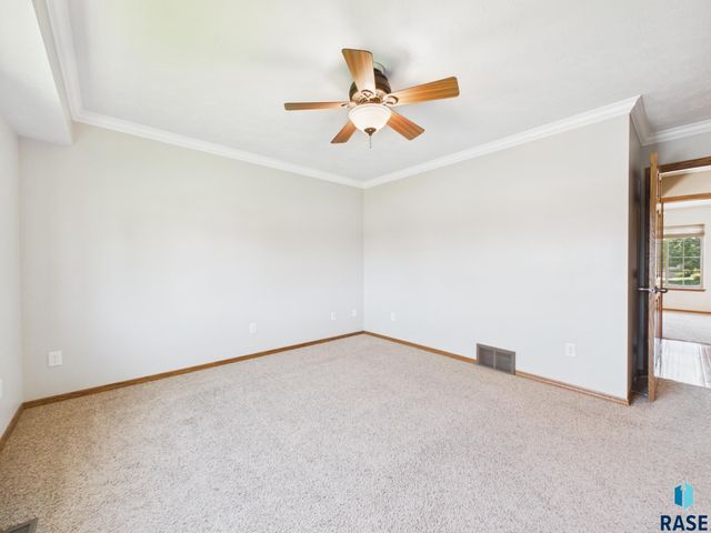 2204 S June Ave Avenue, Sioux Falls, SD 57106