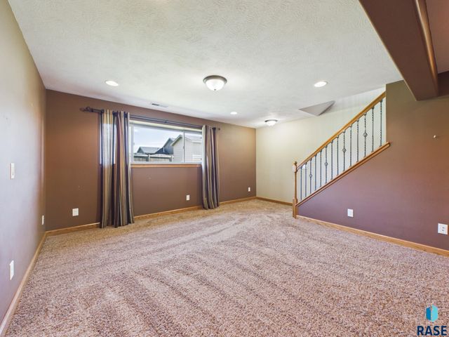 2204 S June Ave Avenue, Sioux Falls, SD 57106