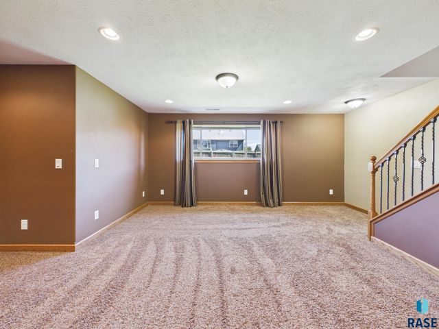 2204 S June Ave Avenue, Sioux Falls, SD 57106