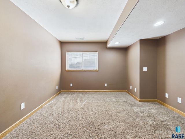 2204 S June Ave Avenue, Sioux Falls, SD 57106