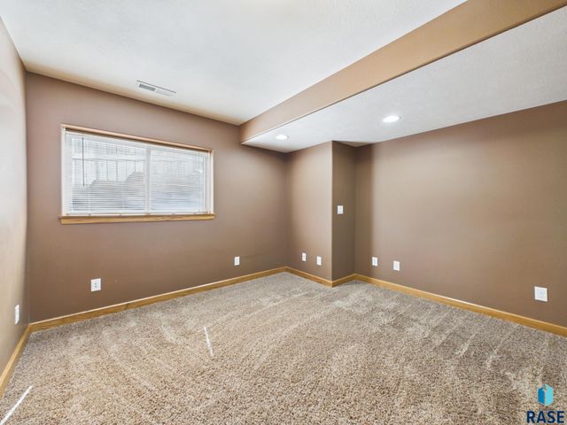 2204 S June Ave Avenue, Sioux Falls, SD 57106