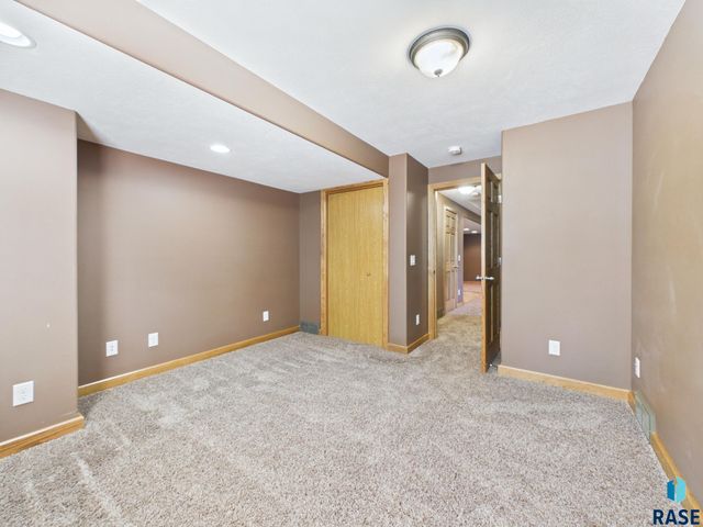 2204 S June Ave Avenue, Sioux Falls, SD 57106