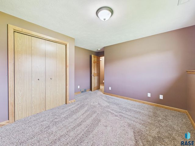 2204 S June Ave Avenue, Sioux Falls, SD 57106