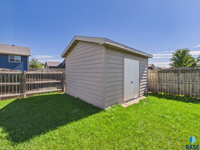 2204 S June Ave Avenue, Sioux Falls, SD 57106