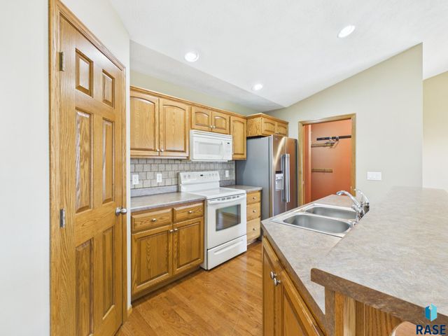 2204 S June Ave Avenue, Sioux Falls, SD 57106