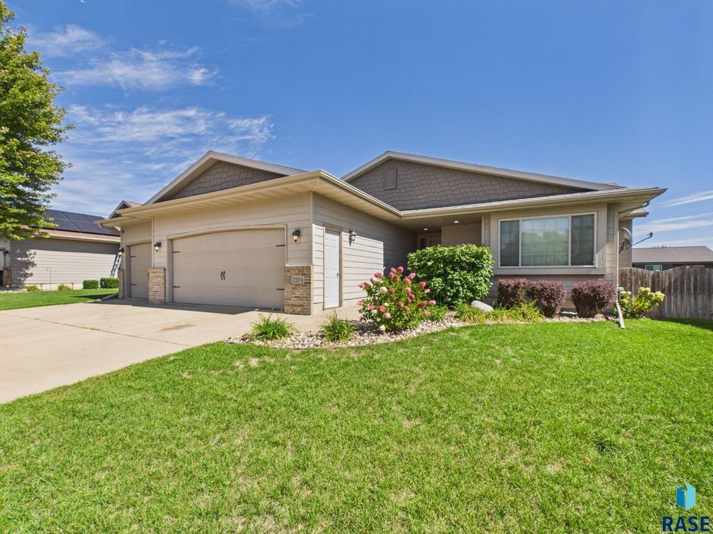 2204 S June Ave Avenue, Sioux Falls, SD 57106