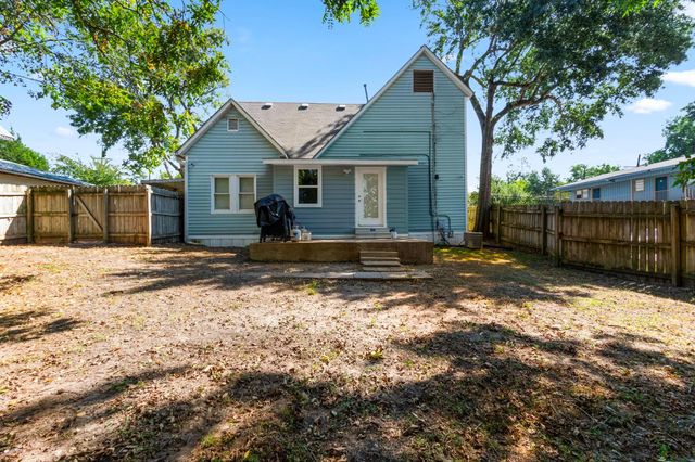 910 Avenue J, Huntsville, TX 77320