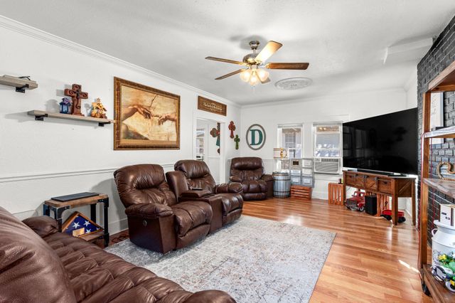 910 Avenue J, Huntsville, TX 77320