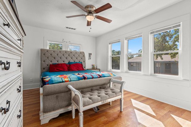 910 Avenue J, Huntsville, TX 77320