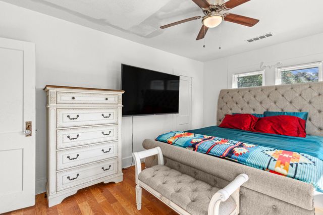 910 Avenue J, Huntsville, TX 77320