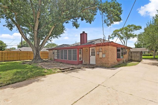 10447 Winding Trail Road, La Porte, TX 77571