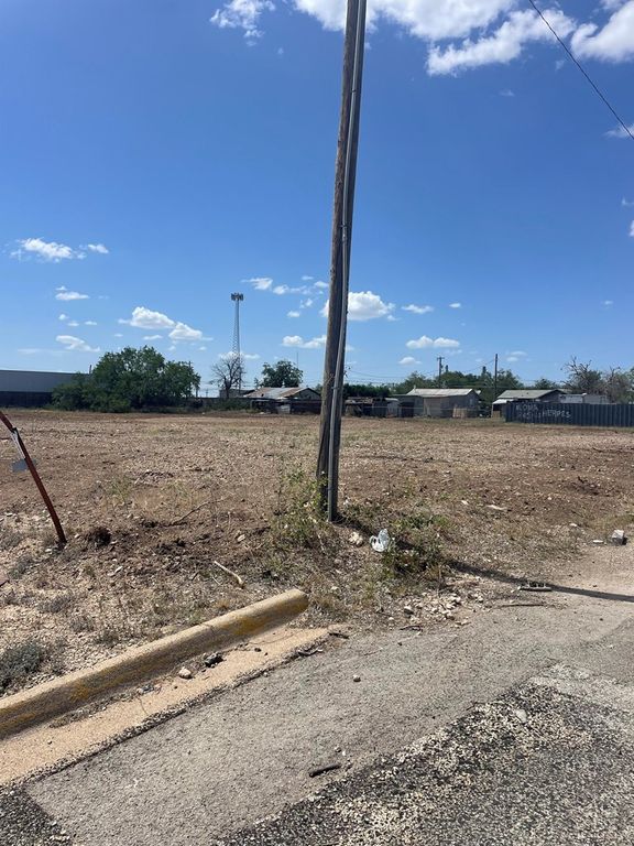 Image 9 of property listing at 1622 La Follette Street, San Angelo, TX 76905