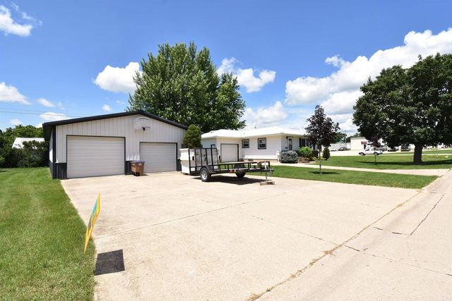 908 1st Ave. S.E., Oelwein, IA 50662