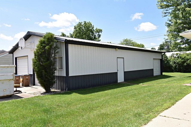 908 1st Ave. S.E., Oelwein, IA 50662