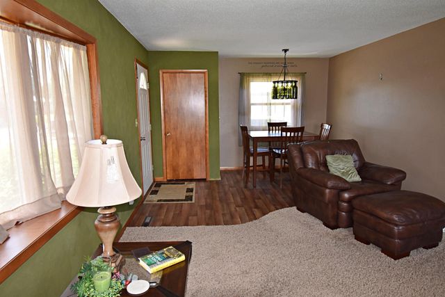 908 1st Ave. S.E., Oelwein, IA 50662