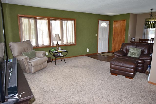 908 1st Ave. S.E., Oelwein, IA 50662