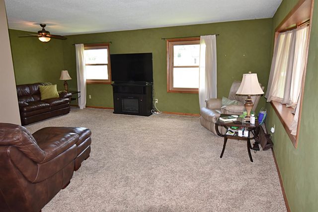 908 1st Ave. S.E., Oelwein, IA 50662