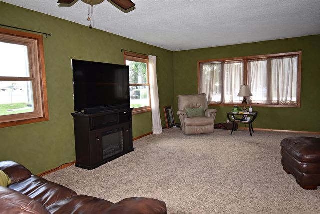 908 1st Ave. S.E., Oelwein, IA 50662