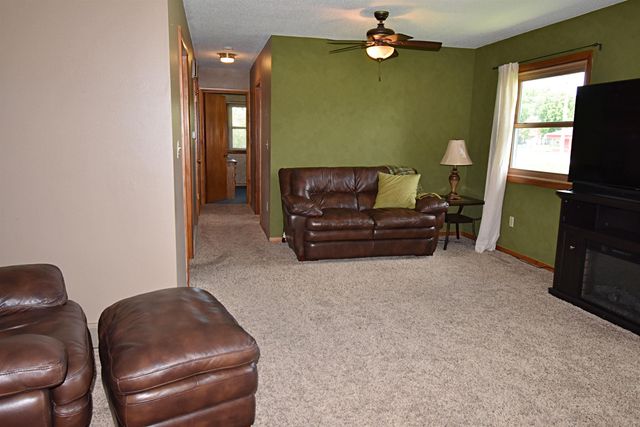 908 1st Ave. S.E., Oelwein, IA 50662