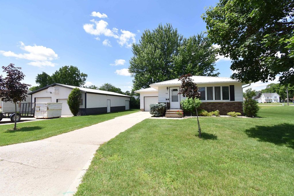 908 1st Ave. S.E., Oelwein, IA 50662