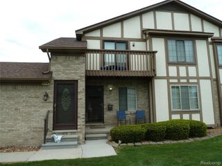 958 Country Club Drive 6, St. Clair Shores, MI 48082