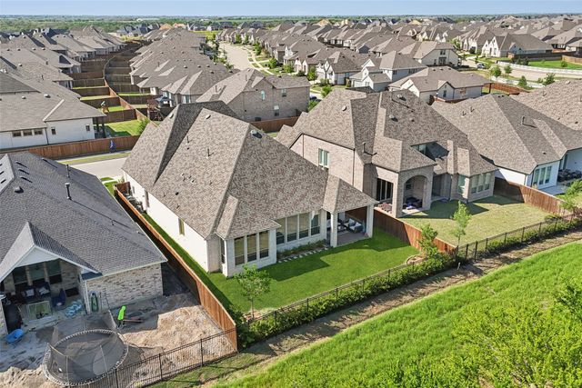 808 Bluestem Drive, Aubrey, TX 76227