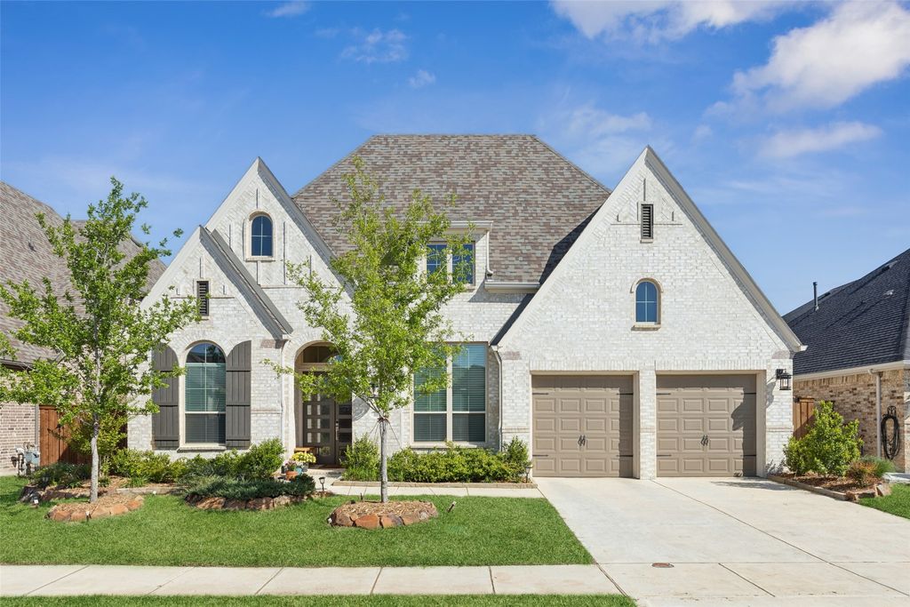 808 Bluestem Drive, Aubrey, TX 76227