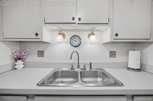 25204 Franklin Terrace 6, South Lyon, MI 48178