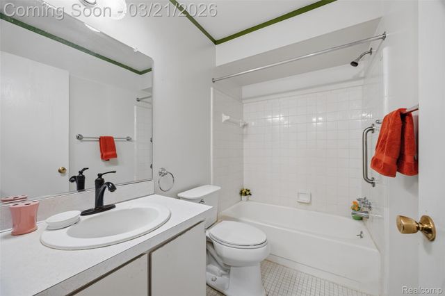 25204 Franklin Terrace 6, South Lyon, MI 48178