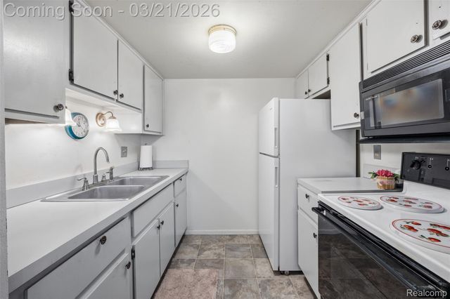 25204 Franklin Terrace 6, South Lyon, MI 48178