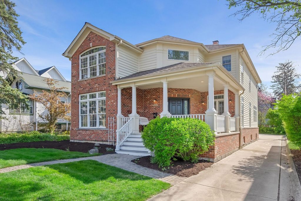 Image 2 of property listing at 4829 Linscott Avenue, Downers Grove, IL 60515