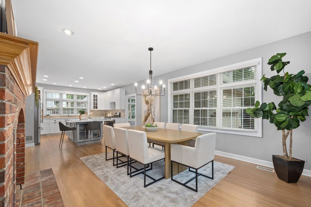 Image 12 of property listing at 4829 Linscott Avenue, Downers Grove, IL 60515