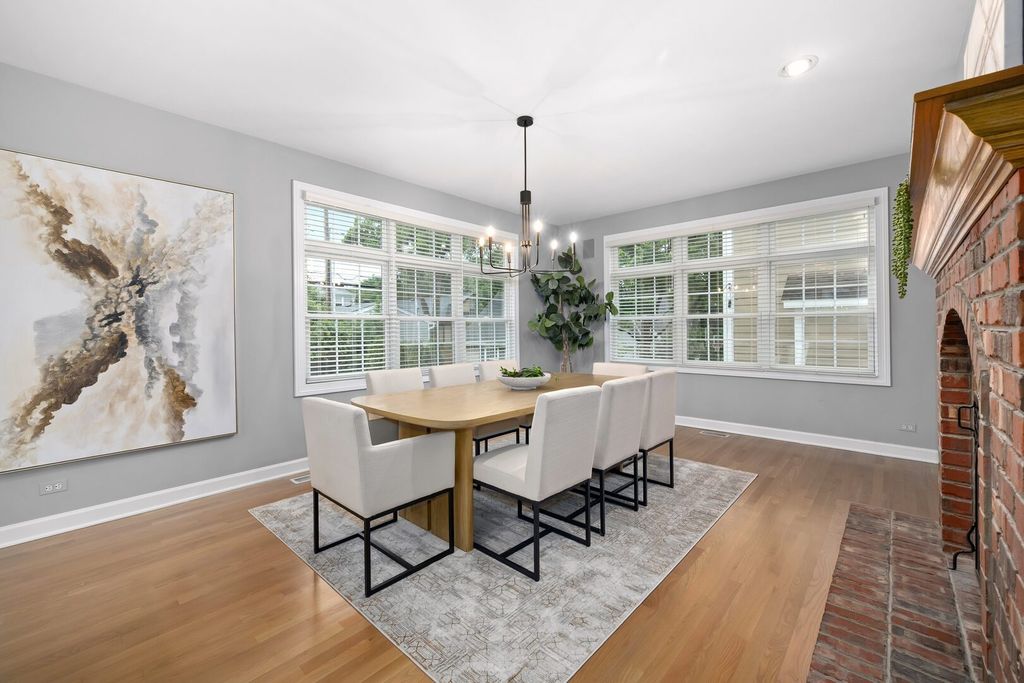 Image 13 of property listing at 4829 Linscott Avenue, Downers Grove, IL 60515