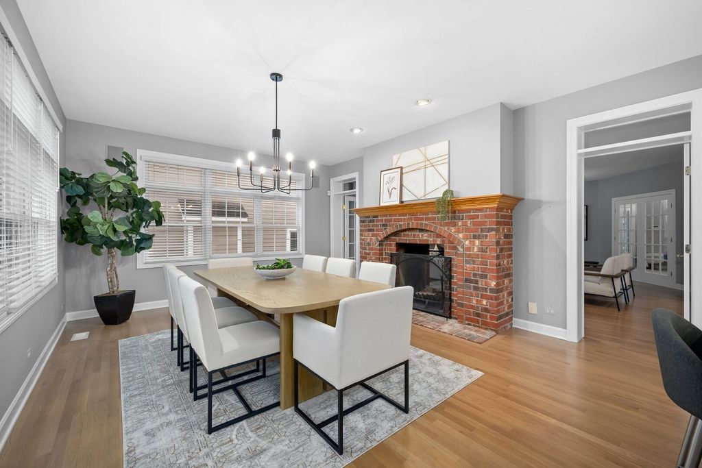 Image 14 of property listing at 4829 Linscott Avenue, Downers Grove, IL 60515
