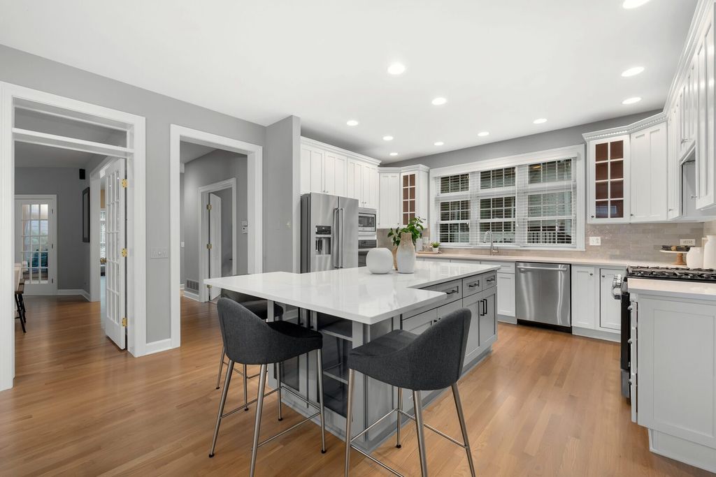 Image 15 of property listing at 4829 Linscott Avenue, Downers Grove, IL 60515