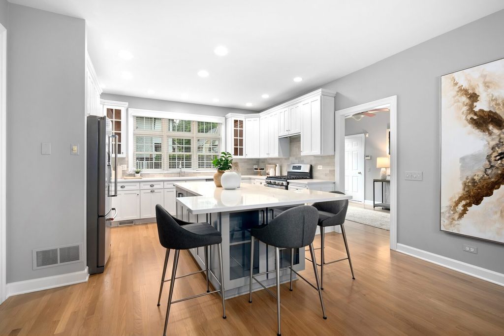 Image 16 of property listing at 4829 Linscott Avenue, Downers Grove, IL 60515