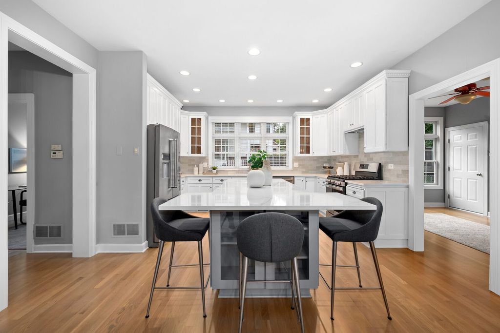 Image 17 of property listing at 4829 Linscott Avenue, Downers Grove, IL 60515